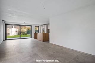 <p><span>Perfect instapklare gezinswoning met 4 slaapkamers en dressing, uiterst gunstig gelegen in een rustige verkaveling te Blaasveld (Willebroek) nabij domein Hazewinkel.</span></p><p><span> </span></p><p><span>Deze nieuwbouwwoning, bouwjaar 2025, is voorzien van alle moderne comfort en werd opgebouwd met hoogwaardige, kwalitatieve materialen. Energiezuinigheid is een absolute troef (E-peil 10), mede dankzij zonnepanelen, warmtepomp met vloerverwarming en bijkomend airco waardoor woonkamer en slaapkamers verwarmd en gekoeld kunnen worden. We betreden de woning via riante inkomhal met trap. De lichtrijke woonkamer met open keuken bieden een aangename thuis om mensen te ontvangen. Een zeer ruime berging/wasplaats en inpandige garage zorgen voor voldoende stockageruimte. Op de verdiepingen zijn er in totaal 4 slaapkamers, waarvan 1 met dressing en een badkamer met ligbad en inloopdouche. De zolderkamer kan indien nodig nog gesplitst worden. Achteraan de woning kan u tot rust komen in de aangelegde tuin. Voldoende parkeergelegenheid is voorzien op een ruime oprit en in de inpandige garage. Een carport is tevens opgenomen in de vergunning.</span></p><p><span> </span></p><p><span>Een unieke kans voor wie een woning zoekt gelegen in een kindvriendelijke verkaveling, op wandel-/ fietsafstand van winkels, scholen, sport- en ontspanningsmogelijkheden, als ook met een vlotte verbinding via belangrijke invalswegen (A12 en E19) en openbaar vervoer - centraal gelegen tussen Brussel en Antwerpen. Domein Hazewinkel en Het Broek bieden de ideale uitvalsbasis voor wandelingen en sportieve activiteiten.</span></p><p><span> </span></p><p><span>Kom de troeven van de woonst ter plaatse ontdekken en maak een afspraak: 015/755 444 of <span>info@immovercammen.be</span></span></p><p><span>De verkoop geschiedt onder BTW op de constructie en verkooprechten op het grondaandeel.</span></p>