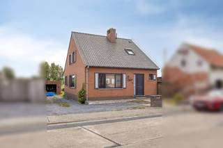 In het rustige, landelijke Handzame treffen we deze charmante open woning aan, gelegen op een royaal perceel van 723 m². Dankzij de volledige renovatie in 2020 geniet deze woning van een harmonie tussen karaktervolle elementen en modern wooncomfort. Bij het binnenkomen word je verwelkomd door een warme, gezellige sfeer die doorgetrokken is in elke ruimte. De lichtrijke woonkamer en kwaliteitsvolle afwerking zorgen voor een instant thuisgevoel. Buiten biedt de ruime tuin een oase van rust, ideaal voor wie houdt van natuur, ontspanning of buitenleven. Deze woning is perfect voor wie landelijk wil wonen zonder in te boeten aan comfort en stijl.Indeling:Gelijkvloers:- inkomhal- apart toilet- badkamer met dubbele lavabo en inloopdouche- slaapkamer of bureauruimte- lichtrijke leefruimte- ruime keuken- berging- kelder- gezellige tuin- aparte garageboxEerste verdieping:- 3 ruime slaapkamersZolderverdieping:- bergzolderTroeven van het huis:- Recent gerenoveerd met kwalitatieve materialen- Instapklaar- 4 slaapkamers aanwezig- Garage aanwezig- Ruime tuin aanwezig- zonnepanelen aanwezig
