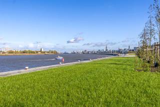 <p>Dit luxe appartement, gelegen op de derde verdieping van een vernieuwd project in Antwerpen, beslaat ongeveer 127 m² en combineert modern comfort met een prachtig uitzicht. Het beschikt over zowel een terras in de zomer als een winterterras, ideaal voor elk seizoen.</p>
<p>Bij binnenkomst komt u terecht in een lichte woonkamer met hoge ramen die flink wat daglicht binnenlaten en een spectaculair uitzicht bieden op de omgeving. Vanuit de woonkamer is er directe toegang tot het terras, waardoor binnen en buiten naadloos samenvloeien.</p>
<p>De volledig op maat gemaakte Bulthaup-keuken vormt het hart van het appartement: stijlvol, functioneel en uitgerust met hoogstaande apparaten zoals een Bora-kookplaat, Quooker, wijnkoeler en meer.</p>
<p>De hoofdslaapkamer aan de voorzijde biedt een adembenemend uitzicht op de Schelde en heeft een eigen badkamer met ligbad, wastafel en toilet. De tweede slaapkamer, gelegen aan de oostzijde, beschikt over een badkamer met inloopdouche en dubbele wastafel, en grenst aan een tweede terras.</p>
<p>Het interieur is afgewerkt met maatkasten van Interpoint, wat zorgt voor een strakke, tijdloze look en extra opbergruimte.</p>
<p>Tot de woning behoort een private berging, inbegrepen in de prijs. Er zijn ook drie ondergrondse parkeerplaatsen aanwezig aan 45.000 per stuk.</p>
<p>Voor meer info over dit appartement of een bezoek ter plaatse kan u, ook buiten de kantooruren en tijdens het weekend, steeds contact opnemen met Vincent op vincent@reds.be of 0475/21.00.86</p>
<p></p>