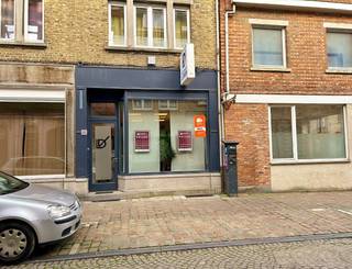 Dit handelspand is gelegen op wandelafstand van het station en andere faciliteiten en is als volgt ingedeeld: handelsruimte, kitchenette,...