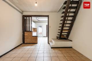 Deze woning bevindt zich in een rustige woonstraat in het hart van Ledeberg, op korte afstand van het centrum van Gent. De ligging combineert...