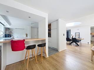 <p><b>EVERBERG - ARMENDAAL</b> - Mooie villa, gerenoveerd in 2016 en voorzien van alle moderne comfort. Gelegen in de elegante woonwijk Armendaal in Everberg, vlakbij de Duitse, Britse en Amerikaanse internationale scholen, uitstekende verbinding met Brussel/Leuven via de E40. Alarminstallatie, waterontharder en ventilatiesysteem, nieuw dak (2022).</p>
<p><b><u>Begane grond</u>:</b></p>
<ul>
<li>Entreehal van ± 8,5 m² met gastentoilet</li>
<li>Slaapkamer 1 van ± 15 m²</li>
<li>Slaapkamer 2 van ± 18 m² met aangrenzende badkamer</li>
<li>Woonkamer van ± 55 m²</li>
<li>Open keuken van ± 28 m²</li>
<li>Voorraadkamer van ± 7 m²</li>
<li>Carports</li>
<li>Terras, tuin, tuinhuisje</li>
<li>Wasruimte van ± 6 m²</li>
</ul>
<p><b><u>1e verdieping</u></b>:</p>
<ul>
<li>Slaapkamer 3 van ± 16 m²</li>
<li>Slaapkamer 4 van ± 20 m²</li>
<li>Doucheruimte (douche, wastafel, toilet)</li>
</ul>
<p>Beschikbaar op 01/09/2026</p>
<p>EPB: C</p>