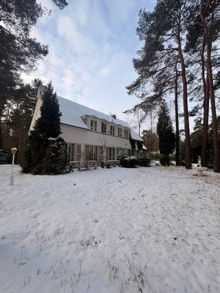Bent u op zoek naar een woning met ruimte, karakter en enorm veel potentieel? Dan is deze villa op een uitzonderlijk perceel van ca. 5.000 m²...