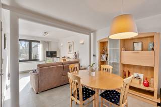 <p>Op een gunstige locatie vlakbij het stadscentrum vindt u dit perfect gerenoveerd gebouw, met sterke energetische prestaties</p>
<p>Het gelijkvloers fungeert momenteel als succesvolle kapperszaak, met een keukentje en sanitaire voorzieningen inpandig. (lees verder helemaal onderaan voor de mogelijkheden)</p>
<p>Boven het gelijkvloers bevindt zich een perfect afgewerkt 2-slaapkamer appartement. Van zodra u binnenkomt, ademt het geheel privacy en rust uit. De keuken is volledig uitgerust en voorzien van mooie natuurlijke lichtinval via een privatief buitenterras, en kan met een automatisch rolluik gesloten worden.</p>
<p>Aansluitend komt u in de eetgelegenheid met living die samen een open en harmonieus geheel vormen, eveneens met stijlvolle en hoogwaardige kwaliteitsmaterialen afgewerkt.</p>
<p>De trap brengt u naar een eerste slaapkamer met verzorgde en kwaliteitsvolle badkamer met douche, toilet, lavabo,… Een tweede slaapkamer biedt u alle privacy en comfort om zonder zorgen de nachtelijke rust in te gaan.</p>
<p>Voor het handelsgelijkvloers kan men bij de stad Gent altijd een bestemmingswijziging aanvragen. Indien er een goedkeuring komt van de bevoegde stadsdienst, kan het gelijkvloers de functie van (onderdeel van de) woongelegenheid krijgen.</p>
<p>We helpen u graag ter plaatse met een gedetailleerde rondleiding, een bezoek ter plaatse zegt immers meer dan 1000 woorden.</p>
<p>Tel 09 274 15 53</p>
<p>Mail floris@cornelis-goeman.be</p>