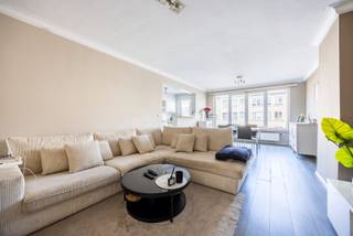 Bent u op zoek naar een zeer goed onderhouden appartement met twee slaapkamers in Deurne? Dan is dit instapklare appartement op de eerste verdieping (zonder lift) precies wat u zoekt! <br /><br />Indeling<br />U betreedt het appartement via de ruime inkomhal met twee bergingen, die u bijvoorbeeld kan gebruiken als vestiaire of opslagruimte. <br />Vooraan vindt u vervolgens de lichtrijke en ruimtelijke woonkamer met open keuken. De keuken is voorzien van koelkast, oven, gaskookplaat, dampkap, vaatwasser en aansluiting wasmachine. <br />Achteraan bevinden zich de twee slaapkamers, waarvan de kleinste beschikt over een gezellig balkon. <br />Tot slot heeft het appartement een badkamer met douche, toilet en lavabomeubel. <br /><br />Gemeenschappelijke kosten: €50/maand (provisie water en minuterie)<br /><br />Pluspunten<br />- AAA-locatie in Zwarte Arendwijk: nabij winkels, openbaar vervoer, invalswegen, ... <br />- Zeer gunstig EPC-label (B) <br />- Zeer goed onderhouden instapklaar appartement (vochtplek plafond keuken wordt nog hersteld)<br />- Beschikbaarheid: 1/12<br /><br />Voor meer info kan u steeds contact opnemen met One vastgoed!