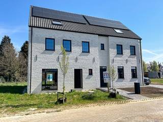 Deze halfopen woning in landelijk stijl ligt in een nieuwe doodlopende verkaveling in een rustige en kindvriendelijke buurt. Vlakbij het centrum...