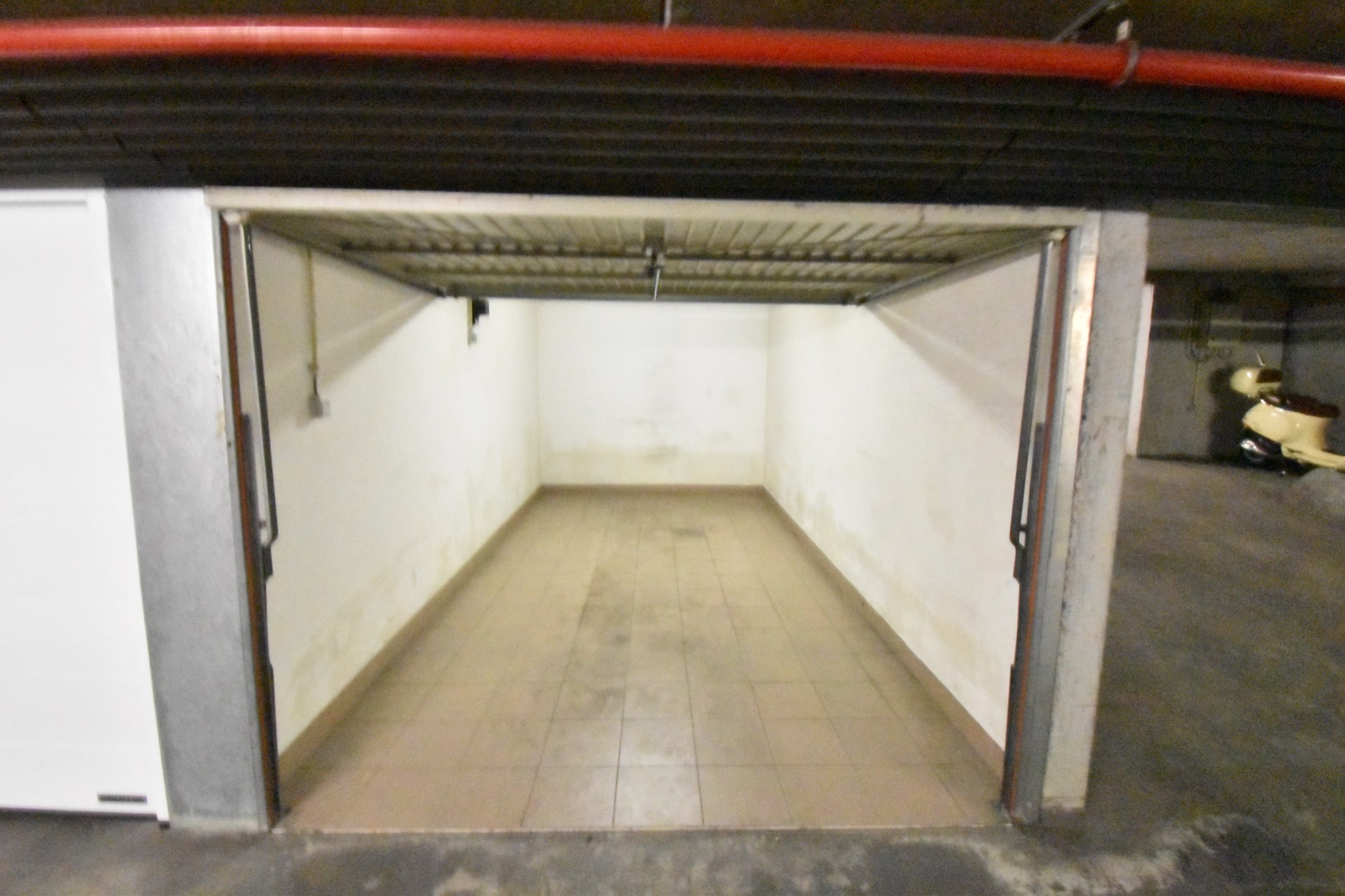 Gesloten garagebox op wandelafstand van de Zeedijk gelegen op de Jozef Nellenslaan. - foto 4