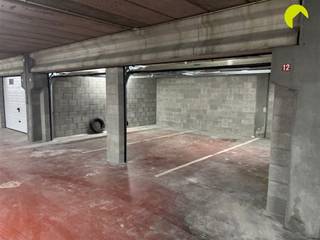 <p><span>Vlakbij het centrum van Mortsel , tegenover nieuwbouwproject </span><span>Stadsterras</span><span>, bieden wij u deze zeer ruime garagebox/opslagplaats aan op verdieping -2 in een goed onderhouden garagecomplex.</span></p><p><span>Kavels 10-11-12 waren oorspronkelijk 3 autostaanplaatsen die recent samengevoegd werden tot één grote box met nieuwe poort en muren.</span></p><p><span>De afmeting bedraagt 6,50m x 5m.</span></p><p><span>De box biedt thans plaats aan 2 auto's + meerdere fietsen of kan gebruikt worden voor opslag allerhande. Werkplaats is niet toegelaten.</span></p><p><span> </span></p><p><span>Nuttige informatie:</span></p><p><span>- De hoogte van de inrit naar de ondergrondse verdieping is 1m78!</span></p><p><span>- Onmiddellijk beschikbaar.</span></p><p><span>- Geen stopcontact aanwezig.</span></p><p><span> </span></p><p><span>Voor meer info of een bezoek ter plaatse bel 03/449.42.41 of surf naar <span>www.habicom.be</span></span><span> </span></p><p><span> </span></p><p><span> </span></p><p><span> </span></p>