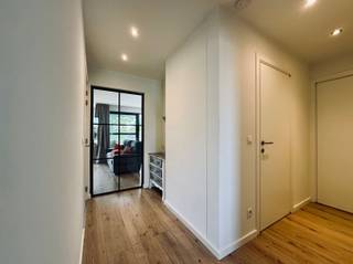 Dit instapklaar appartement maakt deel uit van residentie Ter Gavers te Melsele met 11 wooneenheden. We hebben het over het appartement op de eerste verdieping. U beschikt over en een zuidwest gericht terras met uitzicht op groen en de Kapel, daarnaast heeft een achterliggende garagebox met geautomatiseerde sectionaalpoort. De indeling van het appartement is als volgt: U betreedt het appartement via de inkomhal met apart toilet en vestiairemogelijkheden. Via de glazen steellook deur heeft u een open ingerichte keuken met aansluitend een praktische berging voorzien van aansluiting voor wasmachine en droogkast. Mooie ruime leefruimte en eetkamer met veel lichtinval en toegang tot het zonnige terras. Op de nachthal bevinden zicht twee slaapkamers, voorzien van ingemaakte kasten, en een ingerichte badkamer. De badkamer beschikt over een ruime inloopdouche, lavabomeubel en handdoekradiator.Nog enkele troeven van dit appartement: Centrale verwarming, achterliggende garagebox, een laag energiepeil conform de geldende normen, een videofoon en lift zijn aanwezig. Interesse? Mail vrijblijvend naar verkoop@bebuild.be en ga met ons ter plaatse.