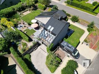<p><span>WELKOM IN UW DROOMWONING TE TESSENDERLO-HAM</span></p><p><span> </span></p><p><span>Dit bijzondere pand biedt een unieke combinatie van modern design en natuurlijke omgeving. Gelegen op een royaal perceel van 1076 m², beschikt dit huis over drie slaapkamers en een badkamer, ideaal voor een gezin dat op zoek is naar ruimte en comfort.</span></p><p><span> </span></p><p><span>De split-level woning kenmerkt zich door zijn hedendaagse architectuur met een opvallende betonnen gevel. Bij het binnenkomen valt meteen de openheid van deze woning op.</span></p><p><span> </span></p><p><span>Het interieur combineert vakmanschap met stijl. Houten spanten en balken geven de ruimtes karakter en warmte. Grote raampartijen zorgen voor optimale lichtinval en een naadloze verbinding met het buitenlandschap. De open woonruimtes zijn perfect geschikt voor modern familieleven, terwijl het atelier of kantoorruimte flexibiliteit biedt voor thuiswerken.</span></p><p><span> </span></p><p><span>De badkamer is voorzien van hedendaagse voorzieningen zowel bad als inloop douche en een creatief ontwerp. Een opvallend kenmerk is het trappenhuisconcept met houten treden die functionaliteit met esthetiek combineert.</span></p><p><span> </span></p><p><span>De buitenruimte is een echt hoogtepunt. Het grote terras, paden van tegels en een weelderige tuin met natuurlijke elementen zoals water vormen een perfecte plek voor ontspanning en entertainment. De diverse beplanting en natuurlijke landschapsvorming creëren een serene sfeer.</span></p><p><span> </span></p><p><span>Dit pand biedt een zeldzame kans om in een eigenzinnig, goed onderhouden huis te wonen dat zowel privacy als openheid garandeert, omgeven door groen en rust.</span></p><p><span> </span></p><p><span>Voor u kort samengevat de troeven van deze bijzondere woning:</span></p><p><span>Ligging &amp; omgeving</span></p><p><span>+Residentiële ligging;</span></p><p><span>+Gunstige ligging (dicht bij scholen/winkels/natuur/..);</span></p><p><span>+   Op 6km van het station van Diest;</span></p><p><span>+   Op 200meter van natuurgebied Gerhagen;</span></p><p><span>+Zuid gerichte tuin;</span></p><p><span>+Tuin met privacy;</span></p><p><span></span></p><p><span>Bouwtechnisch</span></p><p><span>+Degelijk gebouwd;</span></p><p><span>+Zeer degelijk afgewerkt (afzelia, foamglas, );</span></p><p><span>+Dakbedekking reeds vernieuwd 2021;</span></p><p><span>+Keuken vernieuwd 2016;</span></p><p><span>+Badkamer vernieuwd 2010;</span></p><p><span>+Volledig aangelegd tuin, inrit zeer verzorgd;  </span></p><p><span>+Volledig onderkelderd, deels kruipkelder, beide droog;</span></p><p><span></span></p><p><span>Energetisch</span></p><p><span>+Goed geïsoleerd, muren en dak (5cm foamglas);</span></p><p><span>+Ramen dubbelglas, afzelia;</span></p><p><span>+Zonnepanelen (14st.); </span></p><p><span>+Luchtverwarming met CV op Gas vernieuwd in 2025;</span></p><p><span>+Batterij aanwezig;</span></p><p><span>+Renovatieplicht NIET van toepassing;</span></p><p><span>+  TIP EPC: Eenvoudig van label D naar Label C =  Isoleer het plafond in de kelder en de garage met 6a8cm PUR!</span></p><p><span></span></p><p><span>Indeling = "Living apart together"</span></p><p><span>+Open, meerdere niveau's, samen maar toch apart; </span></p><p><span>+Keuken met veel licht, vernieuwd 2016;</span></p><p><span>+Aparte eetruimte met voeling met keuken en tuin;</span></p><p><span>+Veranda aan zithoek;</span></p><p><span>+3 slaapkamers;</span></p><p><span>+2 toiletten;</span></p><p><span>+Toffe bureauruimte met veel licht;</span></p><p><span>+Inpandige garage met automatische poort;</span></p><p><span>+Door de openheid verlies je geen ruimte aan traditionele hal;</span></p><p><span></span></p><p><span>Comfort</span></p><p><span>+2 x 3000L regenwater met recuperatie (Buitenkraan);</span></p><p><span>+Pellet kachel;</span></p><p><span></span></p><p><span> </span></p><p><span>Wil je graag komen kijken, bel dan naar Immo Diest op 013/31.25.22</span><span> </span></p>