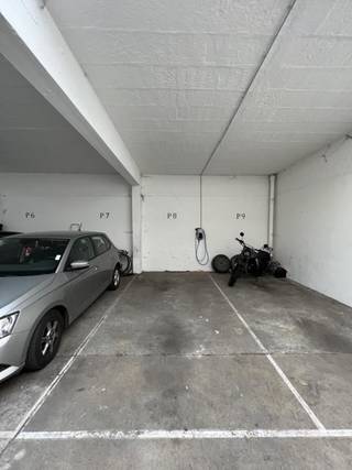 Autostaanplaats te huur in overdekte gemeenschappelijke ruimte. Afgesloten met automatische poort. 1 maand waarborgVoor meer informatie aarzel dan...