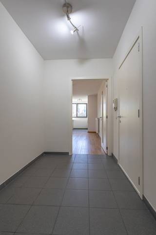 <p>This modern two-bedroom apartment in Brussels, located on Avenue du Héliport, offers an ideal combination of contemporary comfort, quality living and a central location.</p><p></p><p>The bright living area with large windows creates a pleasant atmosphere and connects to the fully equipped open kitchen. From the living room, you have access to a spacious terrace with an open view of Gaucheret Park, providing a green and peaceful setting in the city.</p><p></p><p>The apartment features two comfortable bedrooms, a bathroom with bathtub, a separate toilet and a practical storage room. It also includes a private cellar, ideal for extra storage space. A parking space must be purchased with the property.</p><p></p><p>EPC: 117 kWh/m²<br />Label D</p><p></p><p>This move-in-ready apartment with terrace and green views is an attractive opportunity in Brussels and is definitely worth a visit.</p>