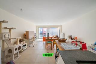 Dit ruim en modern tweeslaapkamerappartement bevindt zich pal in het centrum van Oostende. In de omgeving heeft u al het moois wat Oostende te bieden heeft, gaande van winkels tot horeca en uiteraard ook de zee en het strand. <br /><br />Het appartement geniet een aangename lichtinval doorheen de dag. De ruime leefkamer vloeit naadloos over van de leefhoek naar de eetruimte en open keuken. Deze is functioneel uitgerust met een kookeiland, moderne apparatuur en kastruimte. <br /><br />Aan de achterzijde van het appartement zijn er twee volwaardige slaapkamers. De badkamer is uitgerust met een dubbele lavabo en bad/douchecombinatie. Het toilet is apart. Hier aan de achterkant is er tevens een riant overdekt terras. <br /><br />Tot slot is er nog een handige berging. <br /><br />Het appartement is op heden verhuurd aan een vaste bewoner, waardoor het tevens een interessante investering vormt. (actuele huurprijs: € 881,42 / maand + kosten). <br /><br />Bent u op zoek naar een verblijf aan zee of een interessante investering? <br /><br />Aarzel niet en neem contact op voor meer info of een afspraak! <br /><br />
