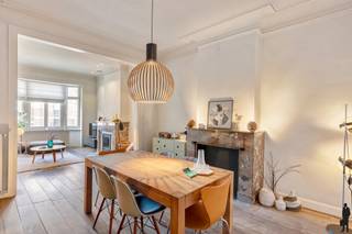 LUXUEUS GERENOVEERD APPARTEMENT MET TERRAS – WIJK COGELS-OSYLEI, ANTWERPENOp een absolute toplocatie in de prestigieuze wijk van de Cogels-Osylei...