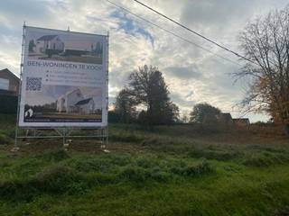 <strong>Landelijk wonen in Herent op een boogscheut van Brussel</strong><br /><br /> Perceel 9a 20ca. <br /> PRIJSVAST van 260.000,00 euro exclusief kosten; (Inbegrepen kosten: zie notaris.be)<br /> Bouwen op maat met Splendid kan ook<br /><br />Project Brusselsesteenweg in hartje Herent biedt heel wat mogelijkheden om jouw nieuwbouwwoning te realiseren. Deze bouwgrond voor een open-bebouwing is te koop zonder bouwverplichtingen.<br /><br />ℹ️ Wens je meer informatie of een afspraak? Bel ons dan nu op het nummer 011 45 82 30<br />💻 Meer projecten? Surf naar www.splendid.be. Samen maken we jouw woondroom waar.