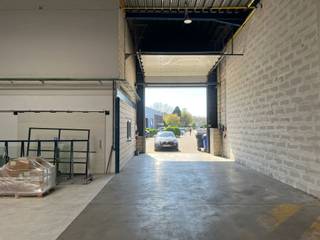 Located in a strategic part of Sint-Lambrechts-Woluwe, this functional warehouse with office space is available for rent. The property is ideal for storage and administrative purposes.

Features:
 565 m² of warehouse space with a clear height of 6 meters
 140 m² of offices, equipped with air conditioning for a comfortable working environment
 4 parking spaces included
 LED lighting and gas heating in the warehouse

This combination of warehouse and office space is perfect for businesses looking for a professional base in Brussels, offering both space and comfort.

Location:
 Situated on the calm yet central Tollaan
 Excellent connection to the Brussels ring road and urban network

Interested? Contact us for more information or to schedule a visit: 02 462 32 00