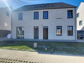 Deze moderne BEN-woning (Bijna-Energieneutraal) is gelegen in een nieuwe verkaveling in Hertsberge. Het gaat om de rechtse woning van de koppelwoning.<br />De woning werd gebouwd in 2025-2026 en is voorzien van de meest recente technieken en hedendaags wooncomfort.<br /><br />De woning omvat op het gelijkvloers een inkomhal met gastentoilet en lavabo, gevolgd door een lichtrijke leefruimte met een open en volledig uitgeruste keuken. De keuken beschikt over een inductiekookplaat, dampkap, grote en kleine spoelbak, inbouwvaatwasser, combi-oven, heteluchtoven en een ruime koelkast met vriesvak.<br /><br />Aansluitend aan de keuken bevindt zich een ruime en praktische wasberging.<br /><br />Op de eerste verdieping bevinden zich de nachthal, een apart toilet, drie tweepersoonskamers en een volledig uitgeruste badkamer met inloopdouche, ligbad en dubbele wastafel.<br /><br />Via een vaste trap bereikt u de tweede verdieping. Hier bevindt zich een ruime polyvalente ruimte (57m2) die naar wens kan worden ingericht als extra slaapkamer, bureau, hobbyruimte of speelkamer. <br />Daarnaast is er een aparte technische berging voorzien.<br /><br />Vanuit de leefruimte en keuken heeft u rechtstreeks toegang tot de tuin en het terras. Een praktische buitenberging biedt bijkomende opbergruimte.<br /><br />De woning beschikt bovendien over 5 zonnepanelen, vloerverwarming en een oprit naast de woning om 2 wagens te parkeren.<br /><br />Bij oplevering zal de woning volledig geschilderd zijn in eindafwerking en worden gordijnenrails voorzien.<br />De polyvalente ruimte wordt nog voorzien van laminaatvloer en in de tuin wordt er nog een tuinberging voorzien.<br /><br />Kortom, een energiezuinige woning in een kindvriendelijke buurt in het groen!<br /><br />Meer informatie is verkrijgbaar op kantoor.