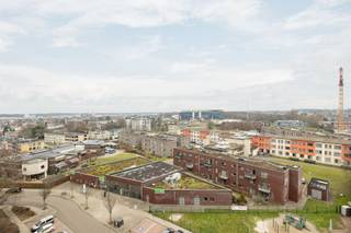 This corner apartment is sun place where the light is in your favor every day. Thanks to the many windows, the spacious living room is bathed...