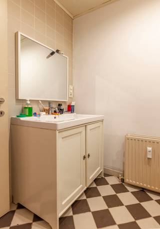 <p>Mooi, gezellig en centraal gelegen studio in het historisch centrum van Brussel waar het aangenaam wonen is. Het bevindt zich op de gelijkvloerse verdieping van een kleine en goed beheerde en onderhouden residentie.<br />Het bestaat uit een inkomhal, een slaaphoek, een keuken en een doucheruimte met toilet.<br />Gelegen vlakbij het Sint-Katelijneplein en op amper 10 minuutjes wandelen van de Grote Markt en in de onmiddellijke nabijheid van metrohalte Sint-Katelijne, scholen, restaurants, winkels en andere faciliteiten.<br />Ideaal voor eigen bewoning, als pied-à-terre of als investering met een mooi huurrendement. Momenteel verhuurd.<br />Te bezoeken!<br />EPC klasse G, 709 kWhEP/m²/an, 142 CO² par m².</p>