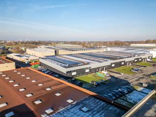 Bedrijfsgebouw te huur langs de E17 in Deerlijk.Het magazijn heeft een nuttige oppervlakte van ca. 1.180 m² en is voorzien van een sectionale poort...