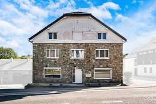 We Invest Malmedy biedt u dit appartement aan, ideaal gelegen in de buurt van alle voorzieningen. U zult gecharmeerd zijn van de ruime woonruimtes, de lichte inrichting en het toekomstige rendementspotentieel.<br /><br />Het appartement is als volgt ingedeeld: een lichte woonkamer, een ingerichte keuken, een bureau, een doucheruimte (douche, wastafelmeubel, toilet en ruimte voor de wasmachine), een hal en 2 slaapkamers. NIV -1: Een eigen kelder. <br /><br />Technische voorzieningen: elektriciteit conform de voorschriften, centrale verwarming op stookolie via een gemeenschappelijke ketel voor het gebouw, warmtemeters, individuele meters voor water en elektriciteit, PVC-ramen met dubbele beglazing, EPC-klasse C (228 kWh/m²/jaar - totaalverbruik: 23.854 kWh/jaar - ref. 20120202005633)<br /><br />Ideaal voor bijvoorbeeld starters of investeerders!