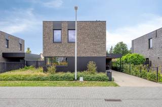 <p><strong>Wonen in alle comfort, rust en stijl aan de bosrand</strong></p>
<p>Deze bijzonder fraai afgewerkte en instapklare BEN-woning combineert hedendaags wooncomfort met een warme, luxueuze uitstraling. Hoogwaardige materialen, kwalitatieve merken en oog voor detail vormen de rode draad doorheen de woning. Dit alles op een rustige, groene locatie met winkels, scholen, natuur en belangrijke verbindingswegen binnen handbereik.</p>
<p><strong>Stijlvol wonen en culinair genieten</strong></p>
<p>Op het gelijkvloers vallen meteen de verzorgde afwerking en aangename ruimtelijkheid op. De visgraat PVC-vloer geeft de leefruimte een warme uitstraling en dankzij de brede schuifpui geniet u van veel natuurlijk licht en een mooie verbinding met de tuin.</p>
<p>Blikvanger is de exclusieve maatwerkkeuken in matzwart met Neolith werkblad. Deze is uitgerust met Siemens StudioLine-apparatuur, waaronder een koel-vriescombinatie, combi-oven, vaatwasser en inductiekookplaat met geïntegreerde afzuiging. Een Quooker, wijnklimaatkast en apothekerskast maken het geheel compleet.</p>
<p>Ook het gastentoilet sluit aan bij het hoogwaardige afwerkingsniveau, met een hotel-chique uitstraling en sanitair van Geberit en Duravit.</p>
<p><strong>Drie slaapkamers en een badkamer met wellnessgevoel</strong></p>
<p>Op de eerste verdieping bevinden zich drie ruime slaapkamers, ideaal voor een gezin of voor wie extra ruimte zoekt voor een bureau of logeerkamer. De verdieping is afgewerkt met kwalitatief licht-eiken laminaat en een volledig houten trap.</p>
<p>De volledig betegelde badkamer biedt een ruime inloop-regendouche met handdouche van Hansgrohe, een royaal Villeroy & Boch-bad en een dubbele wastafelopstelling van Detremmerie. De Solid Surface lavabo en Italiaanse designkranen maken de luxueuze uitstraling compleet. Daarnaast is er een afzonderlijk tweede toilet.</p>
<p><strong>Energiezuinig comfort</strong></p>
<p>Ook technisch is deze woning helemaal klaar voor de toekomst. De warmtepomp zorgt voor zowel vloerverwarming als vloerkoeling en is via een app regelbaar. Daarnaast beschikt de woning over een WTW-ventilatiesysteem, dubbele beglazing, draai-kiepramen en zonnepanelen. Het BEN-karakter zorgt voor een bijzonder energiezuinig wooncomfort.</p>
<p><strong>Buiten genieten</strong></p>
<p>De onder architectuur aangelegde tuin vormt een sfeervolle verlenging van de woning. De combinatie van planten, struiken en bomen zorgt voor groen en privacy en is tegelijkertijd relatief onderhoudsvriendelijk.</p>
<p>Het ruime terras biedt volop plaats om buiten te eten en te loungen en kan desgewenst verder worden uitgebreid. In de tuin zijn diverse verlichtingspunten en watervoorzieningen aanwezig. Een praktische tuinberging beschikt over verlichting en elektriciteit.</p>
<p>Aan de rechterzijde bevindt zich een ruime carport met oprit en parkeergelegenheid voor drie auto's. Ook rondom de woning is veel aandacht besteed aan verlichting, met hoogwaardige armaturen van Wever & Ducré.</p>
<p><strong>Groen wonen met alles dichtbij</strong></p>
<p>De woning ligt rustig en kindvriendelijk aan de bosrand. Scholen en een speeltuin bevinden zich op loopafstand en supermarkt, bakker en slager zijn gemakkelijk per fiets bereikbaar.</p>
<p>Voor natuurliefhebbers liggen Bosland en de Lommelse Sahara vlakbij, met volop mogelijkheden om te wandelen en fietsen tussen dennenbossen, heide, zandduinen en recreatie aan het water.</p>
<p>Tegelijkertijd is de bereikbaarheid uitstekend. De Nederlandse grens en Eindhoven liggen op circa 20 minuten rijden en ook het centrum van Lommel en de belangrijkste verbindingswegen zijn vlot bereikbaar.</p>
<p>Een bijzonder complete en instapklare woning voor wie rust en groen wil combineren met luxe, energiezuinigheid en hedendaags wooncomfort.</p>
<p><strong>BEZOEKMOMENT: zaterdag 5 sept tussen 10u en 12u (na afspraak)<br />Voor meer info of een bezoek te plannen, surf naar www.marketgarden44.be!</strong></p>