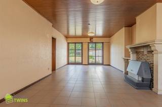 Een beperkt renovatie project met mogelijkheden, op een gunstige locatie in Lebbeke. Een ruime woning van het type gesloten bebouwing, bouwjaar 1990,...