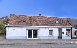 Deze woning op een perceel van 137 m² biedt een solide basis voor wie houdt van een project. Hoewel de inrichting momenteel basic is en de...