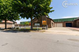 <p>Achter deze verzorgde gevel schuilt een verrassend ruime bungalow waar comfort, rust en ruimte perfect samenkomen. Gelegen in een rustige straat in Kieldrecht geniet u hier van een aangename woonomgeving, een praktische gelijkvloerse indeling en een woning die doorheen de jaren met veel zorg werd onderhouden.<span></span></p> <p>Met een <strong>bewoonbare oppervlakte van 162 m²</strong> beschikt de woning over een lichtrijke leefruimte waar grote raampartijen zorgen voor een aangename sfeer en een mooi contact met de tuin. De verzorgde keuken sluit naadloos aan op de leefruimte en vormt het hart van het dagelijkse gezinsleven.</p> <p>Verder beschikt de woning over <strong>drie volwaardige slaapkamers</strong>, een verzorgde badkamer, een afzonderlijk toilet en een uitzonderlijk ruime inpandige garage met tal van gebruiksmogelijkheden.</p> <p>Een absolute meerwaarde is de <strong>geïsoleerde bergzolder van ca. 133 m²</strong>. Dankzij deze royale extra ruimte biedt de woning interessante toekomstmogelijkheden. Mits de nodige aanpassingen en conform de geldende regelgeving kan deze verdieping eventueel verder ingericht worden als extra slaapkamers, een hobbyruimte of een thuiskantoor.</p> <p>Ook technisch heeft deze woning heel wat troeven. <strong>Rondom werden de ramen en deuren vernieuwd in onderhoudsvriendelijk PVC</strong> (met uitzondering van het keukenraam) en vrijwel alle ramen zijn uitgerust met <strong>elektrische rolluiken</strong>, wat zorgt voor extra comfort, veiligheid en gebruiksgemak. Bovendien behaalt de woning dankzij de aanwezige dak- en muurisolatie een <strong>gunstig EPC van 202 kWh/m²/jaar</strong>.</p> <p>Buiten wacht een <strong>zonnige tuin</strong> waar u in alle rust kunt genieten van het buitenleven. De combinatie van de rustige ligging, de verzorgde staat van onderhoud, de ruime volumes en de uitbreidingsmogelijkheden maakt van deze bungalow een woning die u eigenlijk zelf moet ervaren.</p> <p><strong>Plan vandaag nog uw bezoek en laat u verrassen door de ruimte, het comfort en de mogelijkheden die deze woning te bieden heeft.</strong></p>