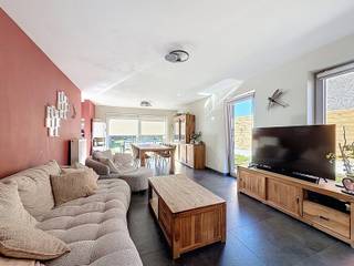 <p><strong><span>Instapklare, Ruime HOB MET 5 SLPK, Tuin én Garage!</span></strong><br /><br />Bent u op zoek naar <strong>een recente, ruime woning</strong> <strong>in een rustige en groene omgeving</strong>? Dan is deze <strong>prachtige halfopen bebouwing in Burst</strong>, deelgemeente van Erpe-Mere, precies wat u zoekt. <strong>Gelegen in een aangename woonwijk</strong> met alle nodige faciliteiten binnen handbereik, biedt deze woning <strong>een ideale combinatie van comfort, ruimte en bereikbaarheid</strong>.</p>
<p>Bij het betreden van de woning komt u in <strong>een riante inkomhal met apart gastentoilet </strong>en voldoende plaats voor een vestiaire. Van hieruit wordt u geleid naar de <strong>bijzonder lichtrijke leefruimte</strong>, waar <strong>grote raampartijen</strong> zorgen voor <strong>een prachtig zicht op het terras en de zonnige, ruime tuin.</strong></p>
<p>De leefruimte sluit naadloos aan op de <strong>open, volledig geïnstalleerde keuken</strong>. Aansluitend bevindt zich <strong>een praktische berging </strong>met aansluiting voor wasmachine en droogkast. Via deze berging bereikt u de <strong>inpandige garage met sectionaalpoort</strong> – <strong>een doordachte en functionele indeling</strong> die het dagelijks comfort aanzienlijk verhoogt.</p>
<p>Op de eerste verdieping bevinden zich <strong>drie volwaardige slaapkamers</strong> en <strong>een verzorgde badkamer</strong>, uitgerust met een dubbele lavabo, toilet en ligbad.</p>
<p>De <strong>zolderverdieping, bereikbaar via een vaste trap</strong> en volledig afgewerkt, biedt plaats aan nog <strong>twee extra, gezellige slaapkamers</strong> – ideaal voor een groot gezin, hobbyruimte of thuiskantoor.</p>
<p>Achteraan de woning geniet u van <strong>een grote, volledig omheinde en zonnige tuin met twee tuinbergingen</strong>. Het <strong>aangelegde terras</strong> vormt de perfecte plek om te ontspannen en te genieten van het buitenleven.</p>
<p>Vooraan de woning zijn er bovendien <strong>twee privatieve staanplaatsen</strong>. Dankzij de handige zijtoegang is zowel de woning als de tuin ook langs de zijkant bereikbaar.</p>
<p><strong>Kortom: een perfect ingedeelde, recente woning met veel ruimte, licht en comfort op een toplocatie!<br /><br /></strong>Voor meer info en/of een bezoek, contacteer uw vastgoedkantoor KURTIMMO via info@kurtimmo.be OF 0476/076993!</p>