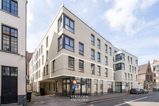 <p><span>Ligging</span><span><br />Welkom in Residentie Collegehof, gelegen op een toplocatie in de bruisende Sint-Michielsstraat, in het hart van Gent. <br />Op slechts 100 meter afstand liggen de iconische Sint-Michielsbrug, de Graslei en de Korenmarkt, met een overvloed aan winkels en restaurants.<br /><br /></span><span>Wonen met assistentie</span><span><br />Dit uniek project is gebouwd op de site van het 'Sint-Amanduscollege'.<br />Bij de ontwikkeling is speciale aandacht besteed aan het erfgoed en het historische karakter, waardoor de binnentuin van de residentie een plek van rust en schoonheid is geworden.<br /><br />De residentie bestaat uit 46 entiteiten, met professionele 24/7 woonassistentie.<br />De stijlvol ingerichte ontmoetingsruimte met salon, bibliotheek en barruimte biedt een huiselijke sfeer.<br />Op zomeravonden geniet je van het gemeenschappelijk terras in de historische binnentuin, met uitzicht op het prachtig erfgoed.<br /><br /></span><span>Appartement op 1ste verdieping</span><span><br />Het appartement, gelegen op de eerste verdieping, beschikt over een lichtrijke woonkamer met open keuken. <br />De keuken is volledig uitgerust met alle benodigde apparatuur. <br />Vanuit de woonkamer is er toegang tot het nachtgedeelte met 2 slaapkamers. <br />De badkamer is voorzien van een toilet, douche en wastafel. <br /><br />Dit appartement is recent geschilderd en verhuurd, daardoor een ideale investering voor de toekomst. </span></p>