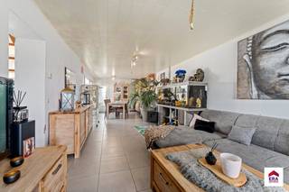 Verzorgde woning met 2 slaapkamers en grote tuin op 859m² in Meulebeke!<br /><br /><u><strong>Ligging: </strong></u>op fietsafstand van centrum Meulebeke, in nabijheid van openbaar vervoer, scholen, beenhouwer, bakker, enz..<br /><br /><u><strong>Indeling:</strong></u><br />Inkomhal met toegang tot de woonkamer met open keuken van 39m². De keuken beschikt over een keramische kookplaat, dampkap, oven en spoelbak met zicht op de tuin. Achteraan bevindt zich de wasplaats met aansluiting voor wasmachine en droogkast. Verder bevindt zich op het gelijkvloers een eerste slaapkamer van 12m², een apart toilet met handenwasser en de badkamer met inloopdouche en enkelvoudig lavabomeubel. <br /><br /><strong>Eerste verdieping:</strong> Een grote slaapkamer van 18m² en de bergzolder.<br /><br /><strong>Buitenomgeving: </strong>Groot terras met onderhoudsvriendelijke en zongerichte tuin. <br /><br /><strong>Bijkomende informatie:</strong> de woning is op heden verhuurd wat maakt dat het een ideale investering is. De elektriciteit is volledig conform.