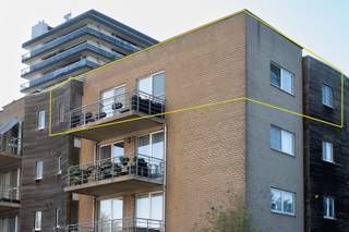 <p><span>RUIM LICHTRIJK HOEKAPPARTEMENT MET GEZELLIG ZONNETERRAS EN ONDERGRONDSE AUTOSTAANPLAATS!</span></p><p><span>Dit ruime hoekappartement met een bewoonbare oppervlakte van 101 m² is gelegen op de derde verdieping van een verzorgd kleinschalig appartementsgebouw in Merksem. Dankzij de gunstige hoekligging geniet het appartement van veel natuurlijke lichtinval, privacy en een mooi uitzicht op de omliggende weilanden. Winkels, bakker, apotheek, restaurants, speeltuintjes en openbaar vervoer bevinden zich in de nabije omgeving.</span></p><p><span>Via de inkomhal met vestiaire en ingemaakte kasten bereikt u de ruime woon- en eetkamer, afgewerkt met een laminaatvloer en met directe toegang tot het terras. Dankzij de oost-, zuid- en west oriëntatie geniet u hier doorheen de dag van de zon en vormt het terras een aangename uitbreiding van de leefruimte. De keuken biedt de mogelijkheid om naar eigen smaak te moderniseren. Verder beschikt het appartement over twee volwaardige, rustig gelegen slaapkamers, een in 2015 gerenoveerde badkamer met douchecabine en een afzonderlijk toilet. Met enkele opfrissings- en schilderwerken, kan het geheel eenvoudig naar een meer hedendaagse woonstijl worden gebracht.</span></p><p><span>Vliegenramen zorgen voor extra comfort en in de ondergrondse garage beschikt het appartement over een ruime autostaanplaats, die verplicht mee aan te kopen is aan €15.000 . Het gebouw dateert van 2001 en wordt professioneel beheerd door een syndicus. Het dak, de lift en de schilderwerken aan het gebouw werden reeds uitgevoerd en zijn conform. De maandelijkse vaste kosten bedragen € 225, inclusief een bijdrage aan het reservefonds. De nutsvoorzieningen beschikken over individuele meters, met uitzondering van het water dat collectief wordt afgerekend. Het gebouw beschikt over een gemeenschappelijk vuilnislokaal. </span></p><p><span> </span></p><p><span>Een gunstig EPC B, de ruime oppervlakte, het zonnige terras, de rustige ligging, het weidse uitzicht en de ondergrondse autostaanplaats maken dit tot een comfortabele woonst met een uitstekende basis om verder naar eigen smaak af te werken.</span></p><p><span>Contacteer ons voor meer informatie of een bezoek ter plaatse!</span></p><p><span> </span></p><p><span> </span></p><p><span> </span></p><p><span> </span></p>