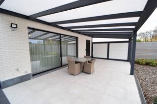 Woning met 2 slaapkamers nabij het centrum van Tielen. De woning is rolstoelvriendelijk (grote schuifdeuren, aangepaste badkamer en keuken) en...