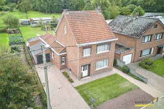 <p><span> </span></p><p><span>In een verkeersarme straat staat deze op te knappen woning.</span></p><p><span> </span></p><p><span>Mits wat liefde en aandacht, maak je hier jouw eigen oase van rust van.</span></p><p><span> </span></p><p><span>Gelijkvloers vinden we een klassieke indeling met inkom, keuken, woonkamer, washok/ badkamer, toilet een aangebouwde veranda.<br /><br />Op de eerste verdieping zijn er 3 volwaardige slaapkamers.<br />Via een vaste trap is de zolderkamer (4e slaapkamer) te bereiken.</span></p><p><span> </span></p><p><span> </span></p><p><span>Renovatieverplichting residentiële gebouwen van toepassing.<br />Meer info: https://energiesparen.be/renovatieverplichting</span></p><p><span> </span></p>