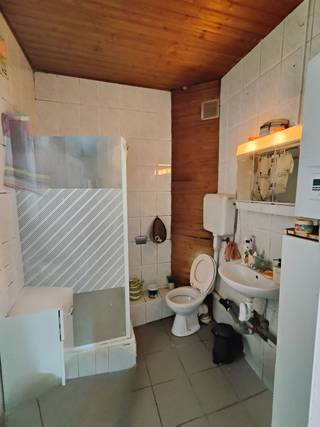 Non loin du Parc Duden, quartier van Haelen, 3ème et dernier étage d'un petit immeuble sans ascenseur.Appartement 62m² (Peb) très lumineux à...