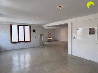<p><span>Kantoorruimte te huur voor vrije beroepen in het centrum van Borgerhout</span></p><p><span>In het centrum van Borgerhout bevindt zich deze kantoorruimte op de tweede verdieping van een verzorgd gebouw. De ruimte is achteraan gelegen, waardoor u in alle rust kan werken. Dankzij de centrale ligging zijn openbaar vervoer, winkels en andere voorzieningen vlot bereikbaar. De kantoorruimte biedt bovendien verschillende mogelijkheden qua inrichting en is ideaal voor vrije beroepen.</span></p><p><span>Indeling:</span><span><br />Achteraan bevindt zich de ruime kantoorruimte op de tweede verdieping, die momenteel als open ruimte is ingericht. Dankzij de open indeling zijn er nog verschillende mogelijkheden om de ruimte naar eigen wens in te delen, bijvoorbeeld als open space of met afzonderlijke werkplekken. De vloer is voorzien van handige stopcontacten, wat zorgt voor een praktische inrichting.</span></p><p><span>Verder beschikt het kantoor over een keuken, waardoor u eenvoudig uw eigen maaltijden of pauzes kan organiseren. Daarnaast is er een praktische berging aanwezig die kan dienen voor de stockage van materiaal en benodigdheden. Op dezelfde verdieping bevindt zich ook een apart toilet.</span></p><p><span>Nuttige informatie:</span><span><br />· Gemeenschappelijke kosten: 125 euro/maand (inclusief water, verwarming, elektriciteit, minuterie van de gemeenschappelijke delen) </span></p><p><span>· Huurwaarborg: 3 maanden<br />· Plaatsbeschrijving: 225 euro per partij<br />· EPC: 462 kWh/(m² jaar) label E<br />· Beschikbaar vanaf: 15/10/2026</span></p><p><span> </span></p><p><span>Voor meer info of een bezoek ter plaatse, bel ons op 03-449 42 41 of mail ons via hallo@habicom.be.</span></p><p><span><br /></span><span>Benieuwd naar de waarde van jouw woning?  Check het gratis op <span>www.watismijnhuiswaard.be</span></span><span> </span></p><p><span> </span></p>