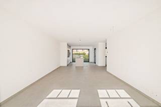 Deze moderne en energiezuinige woning combineert hedendaags wooncomfort met een hoogwaardige afwerking en bijzondere aandacht voor detail en duurzaamheid. Gelegen op een onderhoudsvriendelijk perceel van 302 m² met aangelegde oprit en terras, biedt deze woning een aangename en praktische leefomgeving.<br /><br />Via de inkomhal met gastentoilet betreedt u de ruime, moderne leefruimte. De open indeling omvat een gezellige eetkamer en een aansluitende, volledig uitgeruste keuken met kwalitatieve toestellen en alle hedendaagse comfort. Dankzij de grote raampartijen geniet de leefruimte van een overvloed aan natuurlijk licht en een aangenaam zicht op de tuin. Aansluitend is er een afzonderlijke polyvalente hoek die perfect kan worden ingericht als home office, hobbyruimte of extra bergruimte.<br />De praktische wasplaats en bijkomende berging zorgen voor extra opbergruimte en bieden rechtstreeks toegang tot de inpandige garage, uitgerust met een automatische garagepoort.<br /><br />Op de eerste verdieping bevinden zich twee bijzonder ruime slaapkamers en een comfortabele badkamer. Deze is uitgerust met een inloopdouche, ligbad, dubbele lavabo en toilet.<br /><br />De tweede verdieping omvat een nachthal met toegang tot een derde slaapkamer en een technische ruimte die tevens als zolderruimte kan worden benut. Hierdoor beschikt de woning over een verrassend veelzijdige indeling en voldoende ruimte voor het hele gezin.<br /><br />De woning onderscheidt zich door haar hoogwaardige afwerkingsniveau. Op de schilderwerken na is de woning volledig instapklaar, zodat u hier zonder grote bijkomende werken uw nieuwe thuis kunt creëren.<br />Ook energetisch is deze woning een absolute topper. Met een EPC van slechts 9 kWh/m² behoort energiezuinig wonen hier tot de absolute troeven. Bovendien geniet u van een vrijstelling van betaling van het kadastraal inkomen voor 5 jaar.<br /><br />De woning geniet een bijzonder vlotte bereikbaarheid dankzij de nabijheid van de belangrijkste invalswegen richting de omliggende dorpen en de opritten van de E34. In de directe omgeving vindt u bovendien diverse winkels, eet- en drinkgelegenheden en openbaar vervoer.<br />Voor liefhebbers van natuur en ontspanning zijn ook de nabijgelegen Lilse Bergen een belangrijke troef. Hier kunt u genieten van talrijke mogelijkheden voor recreatie en ontspanning, in een groene omgeving vlak bij huis.<br /><br />Verkoop onder BTW-stelsel: 21% BTW op het constructieaandeel en 12% registratierecht op het grondaandeel.