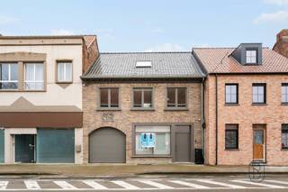 Te koop: instapklare woning met zwembad en poolhouse in centrum DeerlijkIn het centrum van Deerlijk bevindt zich deze volledig instapklare woning met...