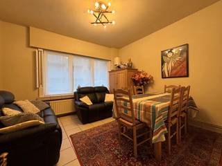 Dit gelijkvloerse appartement omvat een inkomhal die toegang biedt tot de leefruimte, badkamer en slaapkamer. In de inkomhal zijn verschillende ingebouwde kasten beschikbaar als opbergruimte.<br />De leefruimte bevindt zich aan de straatzijde en grenst aan de keuken. De keuken is uitgerust met een gasfornuis, spoelbak, vrijstaande koelkast/diepvries en een vrijstaande vaatwasmachine (klein model). Tevens is er aansluiting voor een wasmachine aanwezig.<br />De badkamer beschikt over een toilet, inloopdouche en een lavabomeubel.<br />Aan de achterzijde van het appartement bevindt zich de slaapkamer met toegang tot het terras. In de slaapkamer zijn opnieuw veel ingebouwde kasten aanwezig, wat voor een ruim gevoel zorgt.<br />Het terras ontvangt zonlicht in de ochtend en namiddag.<br /><br />Pluspunten:<br />•Nabijheid van de Zeedijk<br />•Gelijkvloers appartement<br />•Gunstig EPC<br />De eigenares heeft reeds een grote som betaald voor toekomstig kosten aan het gebouw.<br /><br />Heeft u interesse in dit appartement? Aarzel dan niet om contact met ons op te nemen!