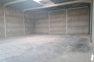 <h1><span>Prachtige nieuwbouw KMO-unit van 300 m² te huur</span></h1>
<p><span>Bent u op zoek naar een moderne en uitstekend gelegen bedrijfsruimte? Deze recente KMO-unit van </span><strong><span>300 m²</span></strong><span> biedt een ideale combinatie van opslag-, werk- en logistieke mogelijkheden.</span></p>
<p><span>Met een </span><strong><span>vrije hoogte van 6 meter</span></strong><span> is de unit perfect geschikt voor verticale opslag. Daarnaast beschikt het magazijn over een </span><strong><span>sectionale poort</span></strong><span>, wat een vlotte toegang voor leveringen en transport garandeert.</span></p>
<p><span>De unit maakt deel uit van het kwalitatieve </span><strong><span>KMO-park Zuiderdijk</span></strong><span>, strategisch gelegen langs het </span><strong><span>Kanaal Dessel-Schoten</span></strong><span> in </span><strong><span>Rijkevorsel</span></strong><span>. Dankzij de centrale ligging in de Noorderkempen geniet u van een uitstekende bereikbaarheid.</span></p>
<p><span>Buiten is er ruime geasfalteerde parkeer- en manoeuvreerruimte voorzien. Bij de unit horen </span><strong><span>3 privatieve parkeerplaatsen</span></strong><span>.</span></p>
<h2><span>Financiële voorwaarden</span></h2>
<ul>
<li><strong><span>Huurprijs:</span></strong><span> € 1.490 per maand</span></li>
<li><strong><span>Maandelijks forfait gemeenschappelijke kosten (VME):</span></strong><span> € 165</span></li>
</ul>
<p><span>Dit forfait omvat onder meer:</span></p>
<ul>
<li><span>Brandbeveiliging</span></li>
<li><span>Brandverzekering van het gebouw</span></li>
<li><span>PIDPA-hydranten (brandbeveiliging)</span></li>
<li><span>Schoonmaak van de gemeenschappelijke terreinen en ramen</span></li>
<li><span>Huisvuilverwerking</span></li>
<li><span>Onderhoud van sanitair en verwarming</span></li>
<li><span>Erelonen van de syndicus</span></li>
</ul>
<p><span>De jaarlijkse afrekening van deze kosten gebeurt in juni.</span></p>
<p><strong><span>Onroerende voorheffing (AJ 2026):</span></strong></p>
<ul>
<li><span>Gebouw (Unit 5): € 1.200</span></li>
<li><span>3 parkeerplaatsen: € 15</span></li>
</ul>
<p><span>De huurder staat zelf in voor de kosten van elektriciteit en water.</span></p>
<h2><span>Contractvoorwaarden</span></h2>
<ul>
<li><span>Contract van terbeschikkingstelling </span><span>exclusief 21% btw.</span></li>
<li><span>Maandelijkse betaling via domiciliëring.</span></li>
<li><span>Factuur wordt maandelijks bezorgd.</span></li>
<li><span>Huurwaarborg: 3 maanden huur op een geblokkeerde rekening.</span></li>
<li><span>In principe wordt een overeenkomst afgesloten voor een duurtijd van 9 jaar, met de mogelijkheid tot opzeg om de 3 jaar mits een opzegtermijn van 6 maanden. Bij het uitblijven van een opzeg wordt de overeenkomst telkens met 3 jaar verlengd, met een maximale totale looptijd van 9 jaar.</span></li>
</ul>