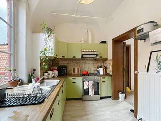 Cette maison unique et lumineuse de 2 chambres est située dans l'une des rues les plus attrayantes et les plus calmes du centre historique de Bruges, la Ganzenstraat. La combinaison de détails authentiques et de confort contemporain crée une atmosphère chaleureuse et accueillante.<br /><br />Disposition :<br /><br />- Hall d'entrée avec toilettes séparées<br />- Salon avec connexion à la salle à manger<br />- Cuisine avec plaque vitrocéramique, hotte, réfrigérateur, évier et lave-vaisselle<br />- Local de rangement avec raccordement pour machine à laver et sèche-linge<br />- Chambre 1 <br />- Chambre 2<br />- Salle de bain avec douche et 2 vasques<br /><br />- Prix de location : 860,00 €/mois<br />- Disponible à partir du 01/12/2026<br /><br />Le moyen le plus rapide pour visiter cette propriété ? Demandez votre visite via le bouton rose de notre site Web (www.dewaele.com) et vous serez contacté par notre expert en location Broes.<br /><br />Les rendez-vous ne peuvent pas être pris par téléphone. Pour toute autre question, vous pouvez nous contacter par téléphone au 050 444 999.
