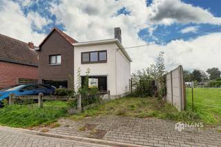 <p><span>Welkomstraat 38 - Brecht</span></p><p><span> </span></p><p><span>Te renoveren halfopen bebouwing (88 m²) met 3 slaapkamers en garage op een perceel van 398 m² in Brecht</span></p><p><span>Ben je op zoek naar een pand dat je kan omtoveren in jouw droomwoning? In de Welkomstraat in Brecht vinden we deze te renoveren halfopen bebouwing op een perceel van 398 m². Met haar praktische indeling, verschillende extra ruimtes en zuid-west-gerichte tuin van 196 m² biedt deze woning heel wat mogelijkheden om er een gezellige thuis van te maken.</span></p><p><span>Via de inkom aan de zijkant betreden we de woonst. Vooraan bevindt zich de woonkamer (24 m²) en centraal op het gelijkvloers treffen we de aparte keuken (10 m²) en badkamer (6 m²). De ruime veranda van 28 m² met zicht op de tuin biedt tal van mogelijkheden. Verder beschikt de woning nog over een garage (15 m²) en achteraan op het gelijkvloers is er nog een extra kamer van 12 m² te vinden, die perfect kan dienen als slaapkamer, bureau of hobbyruimte.</span></p><p><span>Op de eerste verdieping bevinden zich nog 2 slaapkamers van 11 m² en 14 m².</span></p><p><span>Ben jij klaar om deze woning een tweede leven te geven? Ontdek de mogelijkheden tijdens een bezoek!</span></p><p><span>Bewoonbare opp. 88 m² ref.: bruto vloeropp. EPC. Voor meer info of een gratis schatting surf naar </span><span><span>www.hansimmo.be</span></span><span>.</span></p><p><span> </span></p>