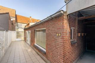 <p><span><strong>WONING MET 3 SLPS, 2 BADKAMERS, 2 GARAGES EN ZONGERICHTE STADSTUIN IN HARTJE TIELT</strong></span><br /><span>Deze woning is gelegen in hartje Tielt, dit op wandelafstand van markt, scholen, winkels, bakker, slager en openbaar vervoer, doch met rustige ligging.</span><br /><span>Deze gezinswoning geniet een bruikbare vloeroppervlakte van maar liefst 232m². Zo kan men genieten van 3 volwaardige slaapkamers waarvan 1 op het gelijkvloers, 2 badkamers en 2 leefruimtes. </span><br /><span>Daarnaast is er een dubbele garage voorzien achteraan en geniet men hier van een zongerichte stadstuin. </span></p><p><span><strong>INDELING:</strong></span><br /><span>We komen binnen in de inkomhal die rechtstreeks toegang biedt tot de lichtrijke leefruimte en keuken.</span><br /><span>De leefruimte met zit-en eethoek geniet grote raampartijen die voor veel natuurlijk licht zorgen en geniet tevens een gezellige houtcasette. </span><br /><span>Via de leefruimte komen we terecht in de keuken (spoelbak | kookplaat | oven | dampkap | koelkast) met aansluitend de kelder. </span><br /><span>Achterliggend bevindt zich de veranda met rechtstreekse toegankelijk naar de stadstuin.</span><br /><span>Via de veranda of stadstuin geniet men dan weer toegang tot het tweede leefgedeelte met leefruimte, afzonderlijk toilet, badkamer met douche, wasplaats en achterliggende slaapkamer.</span><br /><span>Op het verdiep is er een overloop die toegang biedt tot de badkamer (bad | lavabo l toilet) en 2 ruime slaapkamers (voormalig 3).</span><br /><span>De zolderruimte is toegankelijk via vaste trap vanuit de nachthal. Deze geniet volle hoogte en kan hierdoor nog naar eigen believen verder ingericht worden.</span><br /><span>De eigendom beschikt tevens over een mooie stadstuin die volledig afgesloten en ingevolge kindvriendelijk is. </span><br /><span>tot slot is er een ruime dubbele garage met toegang via de achterliggende straat.</span></p><p><span><strong>TROEVEN: </strong></span><br /><span>- Bijkomende korting registratierechten bescheiden woning</span><br /><span>- Topligging</span><br /><span>- 3 slaapkamers</span><br /><span>- 2 badkamers</span><br /><span>- Zongerichte stadstuin</span></p>