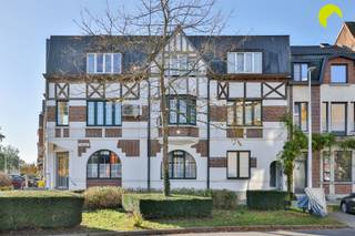 <p><span>Op de grens van Edegem en Mortsel bieden wij u dit ruim en gerenoveerd appartement (100m²) aan met 2 slaapkamers. Inclusief in de prijs een ruime kelderberging. Het appartement zelf is gelegen op de tweede verdieping van een goed onderhouden gebouw in cottagestijl (1923). Op het gelijkvloers en de eerste verdieping is er een artsenpraktijk ingericht. Het appartement beschikt over een aparte ingang.</span></p><p><span>In directe nabijheid vindt u openbaar vervoer, verbindingswegen, winkels en het centrum van Mortsel. Tevens vindt op wandelafstand het fort V.</span></p><p><span>Op heden is het appartement verhuurd. De huurovereenkomst is opzegbaar per 6 maand voor eigen bewoning. </span></p><p><span> </span></p><p><span>Het appartement zelf beschikt overal over dubbele beglazing met pvc schrijnwerk. De individuele centrale verwarming verloopt op gas. De brander werd nog vernieuwd. De elektriciteit is conform aan de</span></p><p><span>voorschriften van het AREI. Het asbestattest is nog in opmaak. De meeste renovatiewerken werden uitgevoerd na 2008.</span></p><p><span> </span></p><p><span>Indeling:</span></p><p><span> </span></p><p><span>We betreden het appartement via de centrale inkomhal. Hier is voldoende ruimte voor vestiaire alsook een apart gastentoilet met handenwasser.</span></p><p><span>Aansluitend vinden we een zeer ruime en lichte leefruimte op tegelvloer. De keuken werd geïntegreerd in de leefruimte en is voorzien met toestellen. Aangrenzend aan de keuken is er een praktische berging.</span></p><p><span>De slaapkamers bereiken we via de nachthal. Deze bevinden zich achteraan in het gebouw.</span></p><p><span>Ook de badkamer werd volledig gerenoveerd en beschikt over een ligbad, een ruime inloopdouche, een 2e toilet en een badkamermeubel met dubbele lavabo en bergkastjes.</span></p><p><span> </span></p><p><span>Er zijn quasi geen vaste maandelijkse kosten te betalen in het gebouw. Alle meters (gas, water en elektriciteit) zijn apart.</span></p><p><span> </span></p><p><span>Graag som ik voor u nog even de troeven op van dit ruime appartement:</span></p><p><span> </span></p><ul><li><span>Centrale locatie, op de grens van Edegem en Mortsel en in directe nabijheid van winkels, scholen, verbindingswegen, ...</span></li><li><span>Gerenoveerd na 2008: overal dubbele beglazing met pvc schrijnwerk, elektriciteit conform, cv op gas</span></li><li><span>2 volwaardige slaapkamers</span></li><li><span>Quasi geen maandelijkse kosten te betalen in het gebouw: aparte meters </span></li><li><span>Inclusief ruime kelderberging</span></li></ul><p><span> </span></p><p><span>EPC 158 kWh/m² jaar (B-label)</span></p><p><span>P-score (perceelscore): klasse A</span></p><p><span>G-score (gebouwscore): klasse </span><span>A</span></p><p><span> </span></p><p><span>Voor meer info of een bezoek ter plaatse, bel ons op 03-449 42 41 of mail ons via <span>hallo@habicom.be</span></span><span>.</span></p><p><span>De waarde van uw eigendom kennen?  Maak een vrijblijvende afspraak met onze habicom-expert in uw buurt.</span></p><p><span> </span></p>