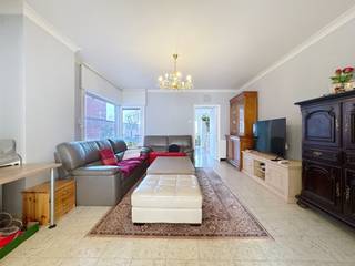 Bent u op zoek naar een ruime woning met mooie tuin en garage op een vlot bereikbare ligging?Dan is deze eigendom uw ideale gezinswoning!Dit...