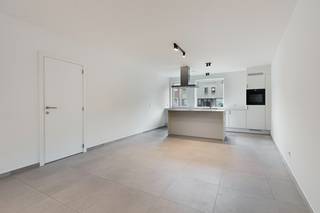 Dit ruime nieuwbouwappartement op het gelijkvloers combineert comfort, ruimte en een aangename tuin. Het appartement is klaar bij akte en is daardoor meteen interessant voor wie op zoek is naar nieuwbouw zonder lange wachttijd.<br />De leefruimte met open keuken geeft rechtstreeks uit op de zonnige tuin, waardoor binnen en buiten mooi met elkaar verbonden zijn. Het praktisch ingedeeld appartement beschikt naardaast over twee slaapkamers, een badkamer, een afzonderlijk toilet en een berging/wasplaats.<br />Ook op vlak van energiezuinigheid is het appartement helemaal afgestemd op hedendaags wonen, met onder meer zonnepanelen, warmtepomp, vloerverwarming, superisolerende beglazing en ventilatiesysteem. Het E-peil bedraagt 30.<br />De ligging in St-Andries is bijzonder praktisch: winkels, scholen, openbaar vervoer en belangrijke invalswegen bevinden zich vlakbij. Ook het centrum van Brugge is vlot bereikbaar.<br />Aan de achterzijde van het gebouw bevinden zich 20 staanplaatsen. Elk appartement dient een staanplaats aan te kopen.<br />Tevens is er ook een fietsenstalling achteraan het gebouw. Daarnaast kan er ook een kelderberging aangekocht worden.<br /><br />Prijs appartement 0.01: €412.000 excl. kosten<br />Staanplaats: €20.000 excl. kosten<br />Kelderberging: €5.000 excl. kosten<br />Verkoop onder btw-stelsel. Mogelijkheid tot 6% btw indien aan de voorwaarden wordt voldaan.<br /><br />Een ruim gelijkvloersappartement met zonnige tuin, twee slaapkamers en het comfort van hedendaagse nieuwbouw. Klaar bij akte.<br /><br /><br /> <br />