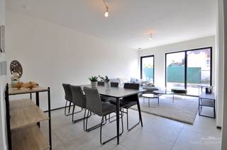 IN OPTIE! In de dorpskern van Anzegem treffen we dit recente gebouw (2019), waar zich verschillende assistentieflats bevinden! <br /><br />Residentie Drieweg geniet van een<strong> zeer centrale ligging</strong>, met tal van winkels, horecazaken, scholen en openbaar vervoer op wandelafstand, ideaal dus voor wie op zoek is naar comfort! De voorliggende residentie neemt alle drukte van het verkeer weg, waardoor het optimaal genieten is van alle rust & privacy!<br /><br />De<strong> indeling</strong> van de recente serviceflats gaat als volgt: open woon- en leefruimte met goed uitgeruste keuken, ruime slaapkamer, en aansluitend ruime badkamer met inloopdouche, toilet en wastafel. <br /><br />Bovendien is er in de zeer goed onderhouden residentie nog een <strong>gemeenschappelijke polyvalente ruimte</strong>, met zithoek, eethoek en goed uitgeruste keuken. Verder is er een gemeenschappelijke <strong>fietsenstalling</strong> en <strong>wasplaats </strong>aanwezig.<br /><br />Komt het moment waarop er zorg nodig is, dan staat zorgverlener Ubunto steeds voor jou klaar om jou professioneel bij te staan. Door een <strong>intern oproepsysteem </strong>op maat kan er onmiddellijk de nodige ondersteuning/ bijstand geboden worden aan de bewoner.<br /><br />Interesse? Contacteer Els 0478 61 64 34 of els@immoroman.be