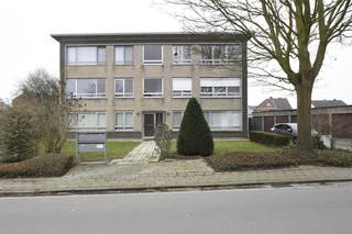 Dit aangename appartement is gelegen in Melsele, op een centrale en vlot bereikbare locatie, nabij winkels, scholen en openbaar vervoer.<br /><br />Je komt het appartement binnen via de inkomhal, die toegang geeft tot de gezellige leefruimte.<br />Aansluitend bevindt zich de keuken, met rechtstreekse toegang tot <strong>het terras</strong>. Verder is er een praktische bergplaats voorzien.<br />Het appartement beschikt over <strong>twee slaapkamers </strong>en een badkamer met lavabomeubel, ligbad en toilet.<br />Als extra troef is er bovendien een garage inbegrepen.<br /><br />PVC-ramen met driedubbel glas, verwarming op aardgas.<br />Bron bewoonbare oppervlakte : EPC - certificaat<br /><br />Dankzij de gunstige ligging en vlotte verhuurbaarheid is dit appartement niet alleen ideaal voor eigen bewoning, maar ook uitermate<strong> interessant als investering</strong>.<br /><br />Een praktisch en functioneel appartement op een gegeerde ligging in Melsele.<br />Zeker een bezoek waard! Bel ons 03/775.78.79.<br />Ben je ook van plan je eigendom te verkopen? Maak een afspraak voor een gratis schatting, wij maken er samen een succesverhaal van !