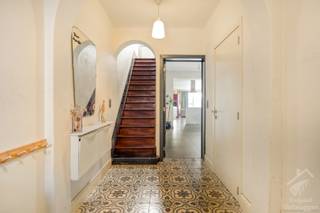 <p>Deze ruime, gerenoveerde woning bevindt zich in het gezellige Herdersem, op een steenworp van Aalst.<br />Op de gelijkvloerse verdieping worden authentieke sfeerelementen, zoals de Italiaanse tegels in de inkomhal, harmonieus gecombineerd met hedendaags comfort en een overvloed aan natuurlijke lichtinval.<br /><br />De inkomhal biedt toegang tot een afzonderlijke bureauruimte, die momenteel is ingericht als speelhoek. Verder beschikt deze verdieping over een ruime eetplaats, een moderne keuken en een gezellige leefruimte met een prachtig zicht op en rechtstreekse toegang tot de tuin. Een apart gastentoilet en een praktische wasruimte maken het geheel compleet.<br /><br />Naast de woning bevindt zich een ruime oprit met plaats voor minstens 2 wagens.<br />Achteraan nodigt de aangename tuin uit tot heerlijk ontspannen, met een open uitzicht over de achterliggende velden.<br />Op de eerste verdieping bevinden zich een ruime slaapkamer, een kleinere slaapkamer of babykamer, momenteel ingericht als dressing, en een eerste badkamer.<br /><br />Via een vaste trap bereiken we de royale zolderverdieping. Deze is momenteel ingericht als ruime slaapkamer met aansluitende badkamer.<br />Dankzij de beschikbare oppervlakte kan deze verdieping eenvoudig worden opgedeeld, waardoor een extra slaapkamer kan worden gecreëerd.<br /><br />Wie authentieke charme en gezelligheid wil combineren met modern wooncomfort, vindt hier ongetwijfeld zijn droomwoning.</p>